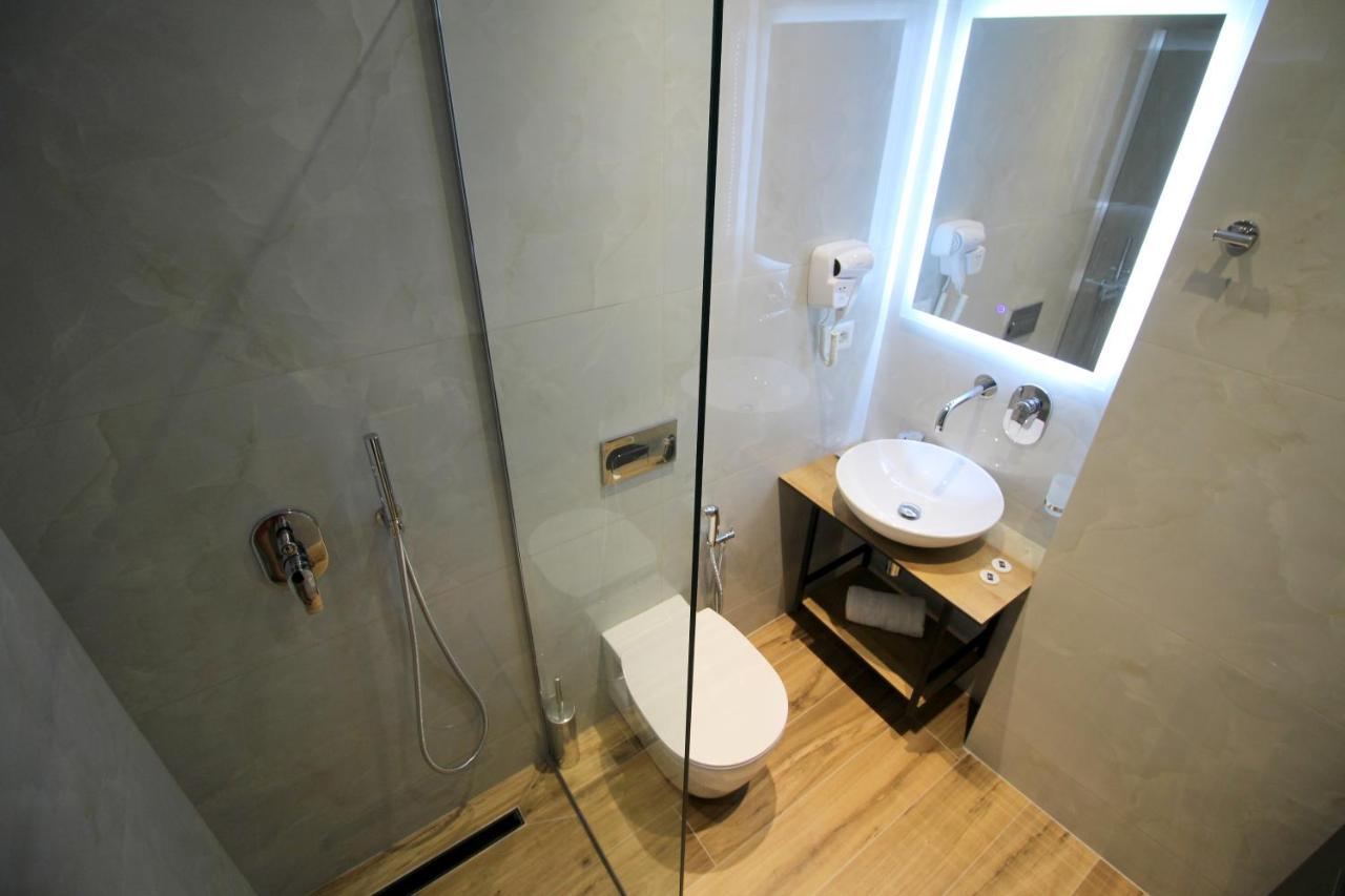 F&J Hotel Sarande Exterior photo